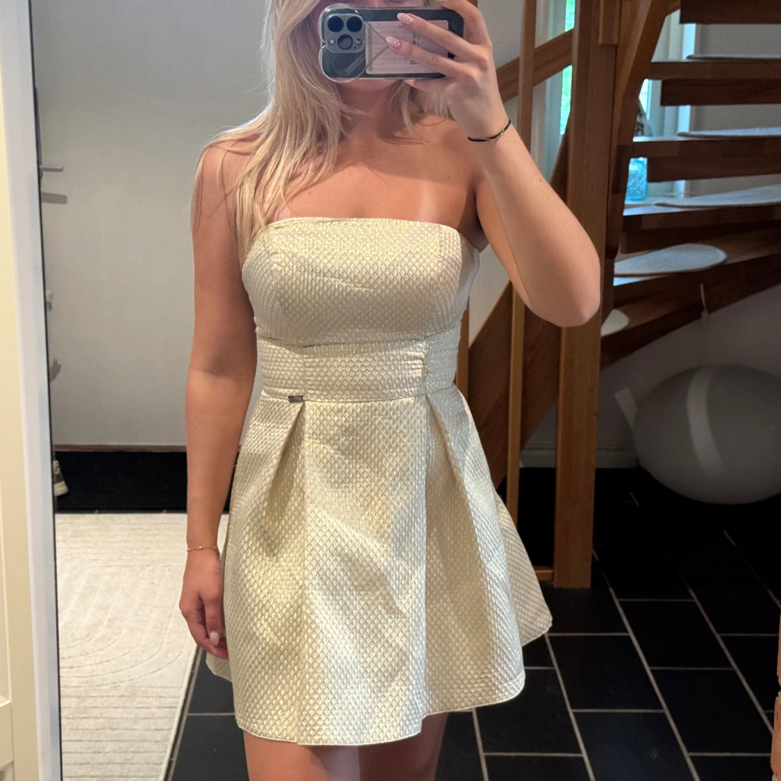 Champagnefärgad axelbandslös klänning - 1