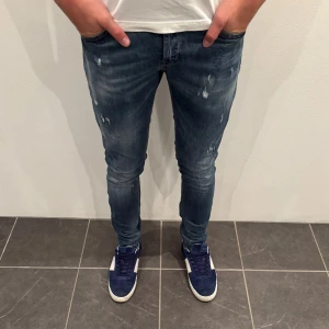 Dondup Jeans George  - Dondup Jeans George! Trendigaste jeansen på marknaden.  Skick= 9,5/10 Ny pris= 4000 kr Säljs för= 999 kr (Modellen har original slitningar från fabrik vilket är väldigt eftertraktat och populärt)