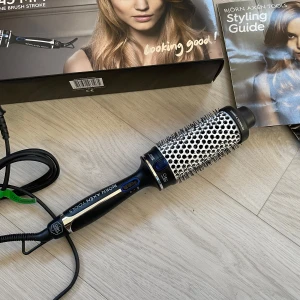 Björn Axén värmeborste - Björn Axén värmeborste 45mm. Testad fåtal gånger, i princip ny. Originalförpackningen finns kvar🥰 Nypris 800kr