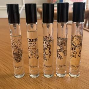 Diptyque parfymset 5 x 7,5ml - Upptäck fem ikoniska Diptyque-dofter i smidiga 7,5 ml flaskor. Perfekt för dig som vill testa olika parfymer eller ha med i väskan. Tillverkad i Frankrike.