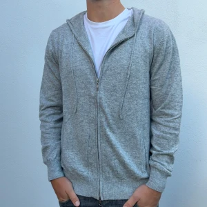 Kashmir/Merino zip hoodie - En ljusgrå Kashmir/Merino zip hoodie i storlek M! Modellen är 177cm lång, passar lite längre! Använd 1 gång, därför nyskick på hoodien! Hör av dig vid frågor!🌟