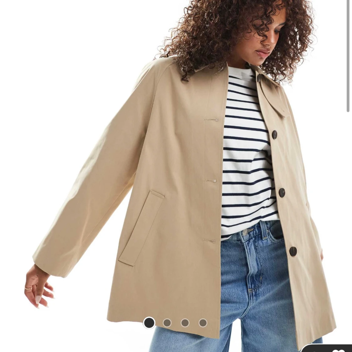 Beige trenchcoat med knappar