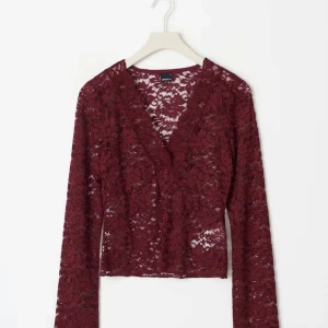 Vinröd spetstopp med v-ringning - Jättefin vinröd/mörkröd spetstopp från Gina tricot! Typ aldrig använd! Lånade bilder från Gina tricots hemsida💕Storlek XS men passar nog även S🫶