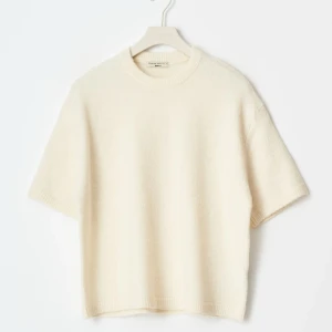 stickad tshirt - stickad krämvit tshirt ifrån gina tricot💕 oanvänd!!🩷 skriv för fler bilder eller frågor!