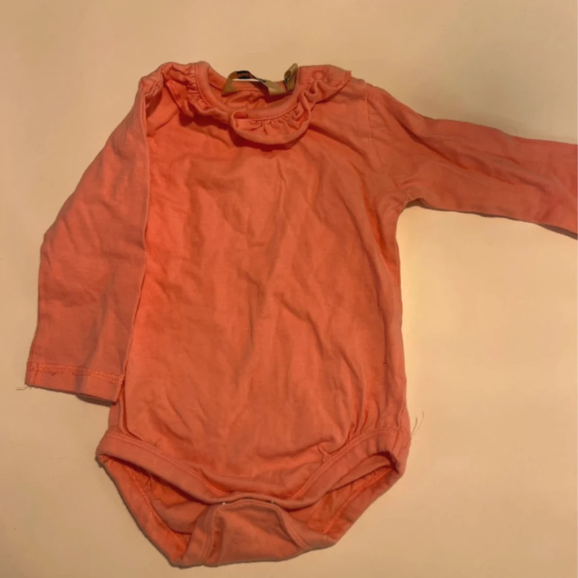 Rosa body med volang 