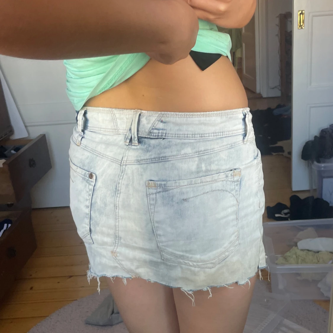 Ljus jeanskjol med rå kant - 1