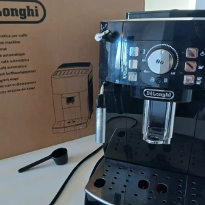 DeLonghi Magnifica Automatisk Kaffemaskin - DeLonghi Magnifica helautomatisk kaffemaskin i fint skick. Brygger espresso och cappuccino med ett knapptryck, har ångmunstycke för mjölkskum. Komplett med originalkartong och tillbehör. Lättanvänd och stilren design, inga synliga defekter eller större slitage.