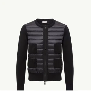 Svart cardigan från Moncler - Snygg svart cardigan jacka från Moncler med quiltad framsida och fyra fickor. Den är i storlek M men passar mig som brukar ha XS-S! Jackan har ribbade muddar, lång ärm och dragkedja framtill. Perfekt för dig som vill ha en stilren och modern look. Kan fixa fler bilder ikväll, skriv vid funderingar❤️