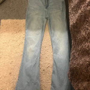 157 Snake Flare ljusblå jeans S short - Ljusblå jeans från 157 i modellen Snake Flare. Byxorna har klassisk femficksdesign, utsvängda ben och normal passform. Tillverkade i mjukt jeanstyg som ger en avslappnad vibe. Perfekta för dig som gillar retrostil och flare.