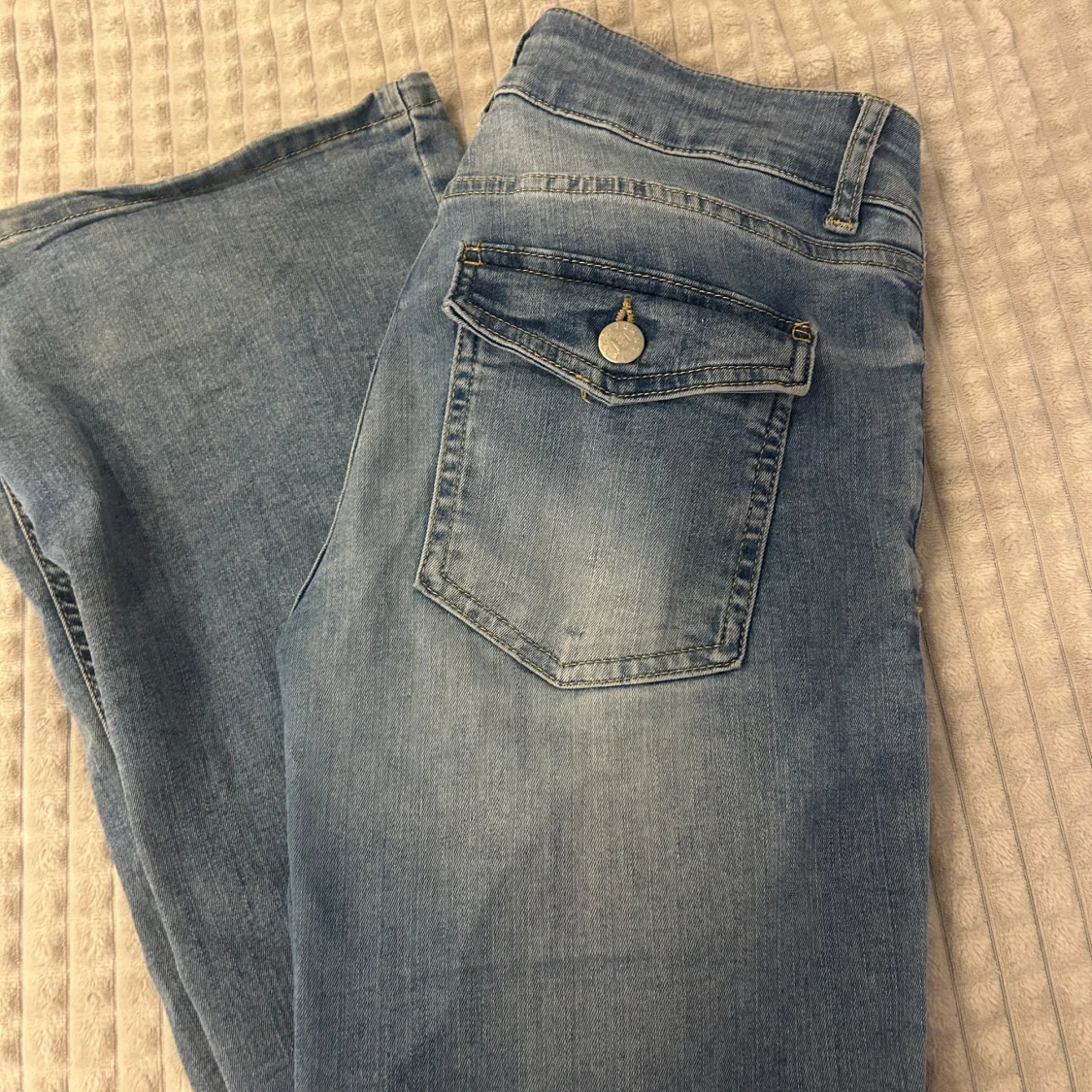 Ljusblå bootcut jeans från Nelly - 3