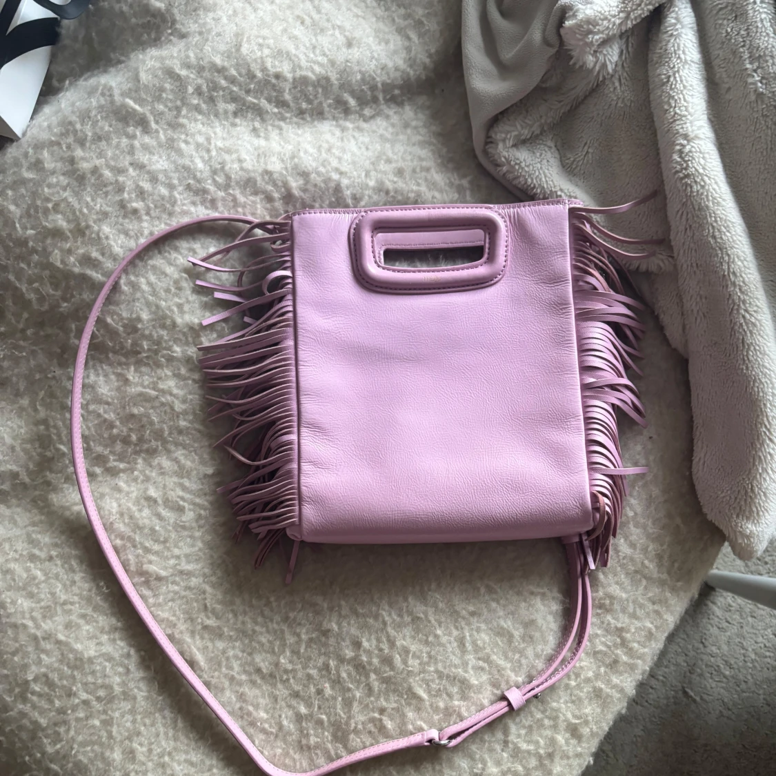 Ljusrosa axelväska med fransar från Maje