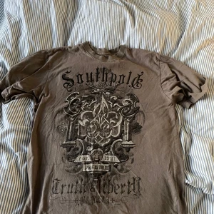 Southpole t-shirt - Cool soutpole t shirt som är lite oversized och med snyggt tryck köpt i Japan. Köptes för 500kr säljer för 200kr