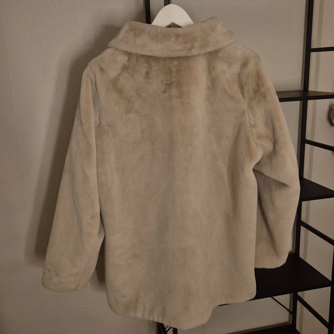 Beige pälsjacka med krage - 1