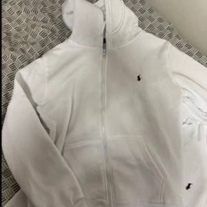 Vit Polo track suit - säljer en polo track suit helt vit va lite för mig testade den en gång sen jag har aldrig haft den på mig igen 