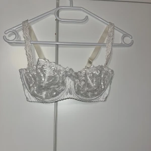 Rintaliivit 65F - Valkoiset laadukkaat rintaliivit. Kaarituet, olkaimia saa säädettyä. Koko 65F. Eläintalous MMM, lisätietoja saa kysymällä Katsothan myös muut ilmoitukseni Tarjoa 