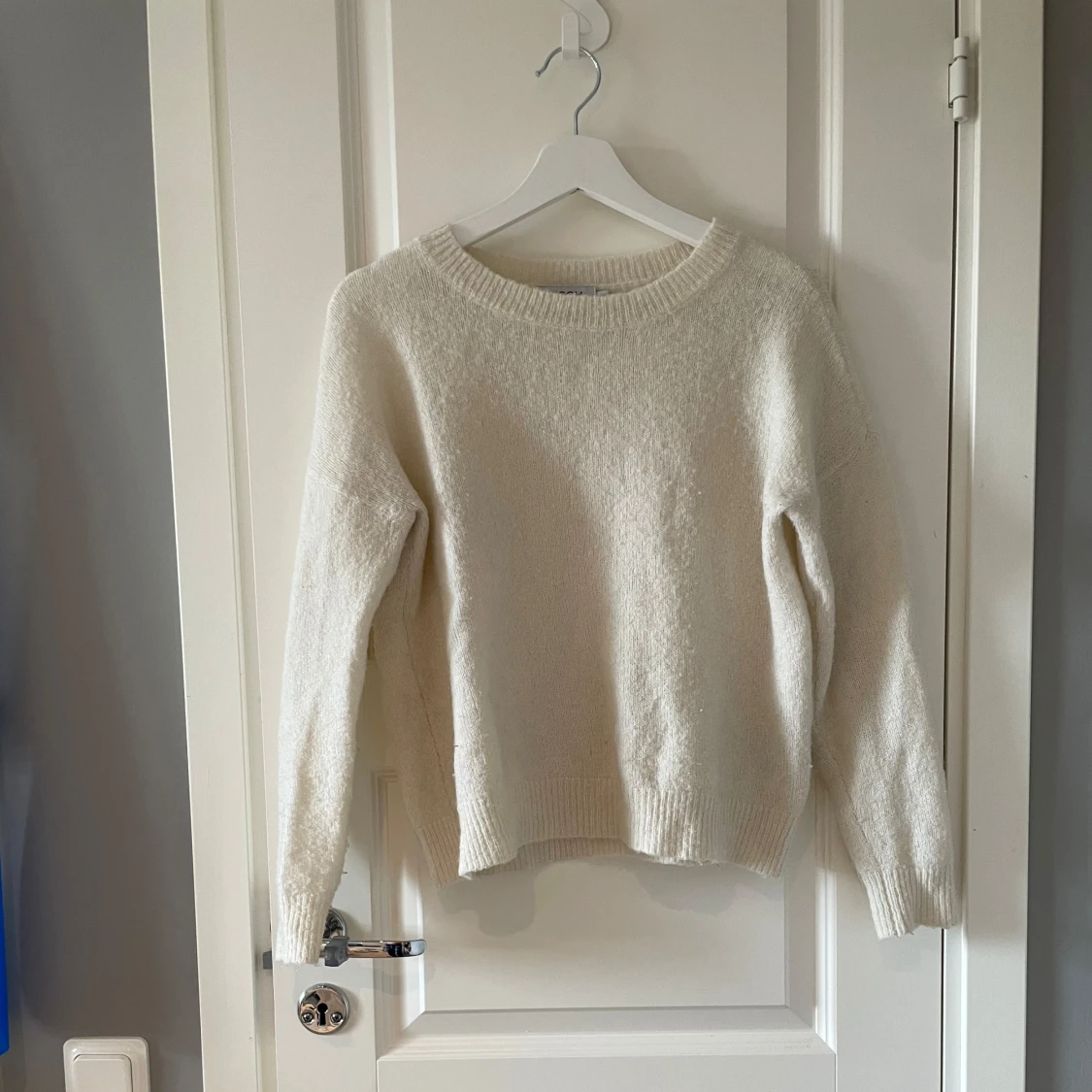 Gräddvit stickad tröja
