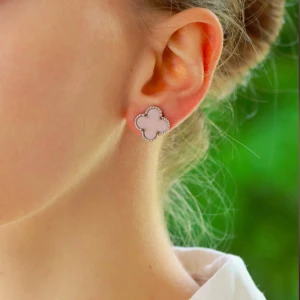 Rosa fyrklöver örhängen med guldfärg - Supersöta örhängen i form av fyrklöver med ljusrosa mitt och dekorativ guldfärgad kant. Perfekta för att ge din look en söt och trendig touch. Enkla att matcha med andra smycken och passar dig som gillar färg och lekfull design.