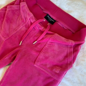 Juicy Couture rosa mjukisbyxor XS - Superfina rosa mjukisbyxor från Juicy Couture i velour med bred resår i midjan och snörning. Byxorna är även i ”mid waist” och är inte low