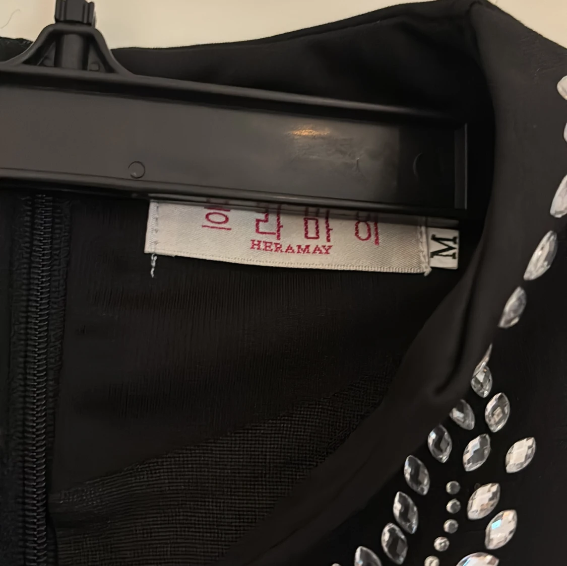Svart kortklänning med stenar Heramay - 2