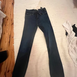 Jeans från Zara i stl 36 - Fina flare jeans från Zara. 