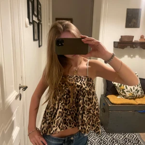 Gina Tricot kjol  - Kjol från Gina Tricot som jag använt som en topp 🙈 storlek 146/152 och är använt få gånger💕🌟