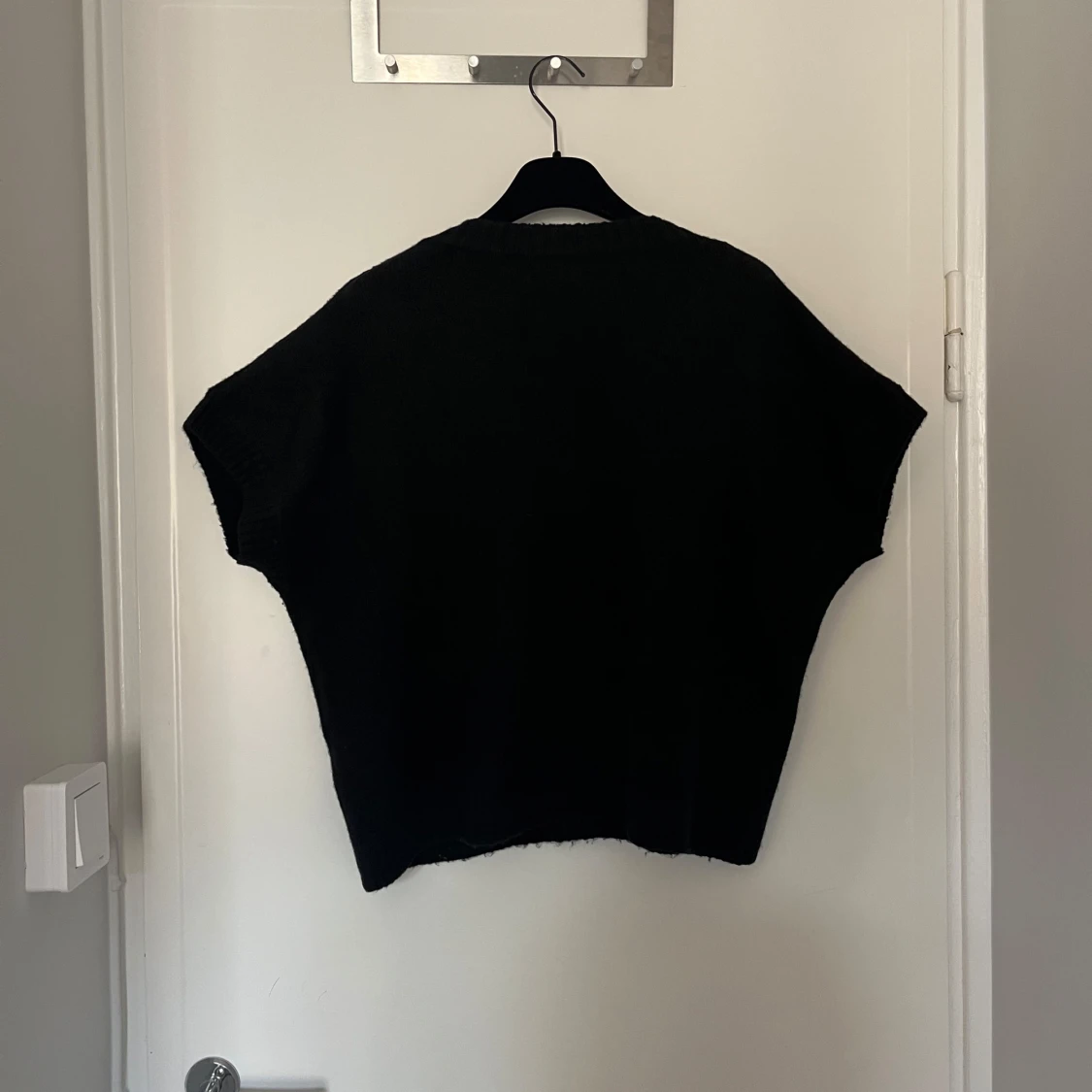 Svart stickad v-ringad topp - 1