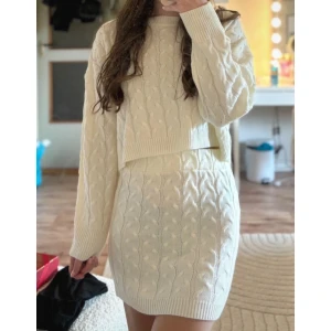 Vit stickat stickad matchande set tröja kjol klänning höst vinter cute sött coquette classy - Vitt stickat matchande set – tröja och kjol! Väldigt fint skick! Endast tvättad en gång.  Storlek: S Märke: Shein