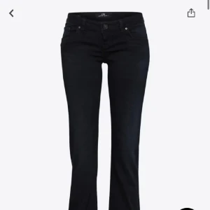 Svarta bootcut jeans från LTB - Svarta jeans från LTB med klassisk femficksdesign och bootcut passform. Jeansen har normal midja och är tillverkade i stretchigt bomullsmaterial för en bekväm känsla. Perfekta för dig som gillar en tidlös och stilren look STORLEK: w26/34 fett snygga KÖP NU!! Helt slutsålda på hemsidan❤️❤️.