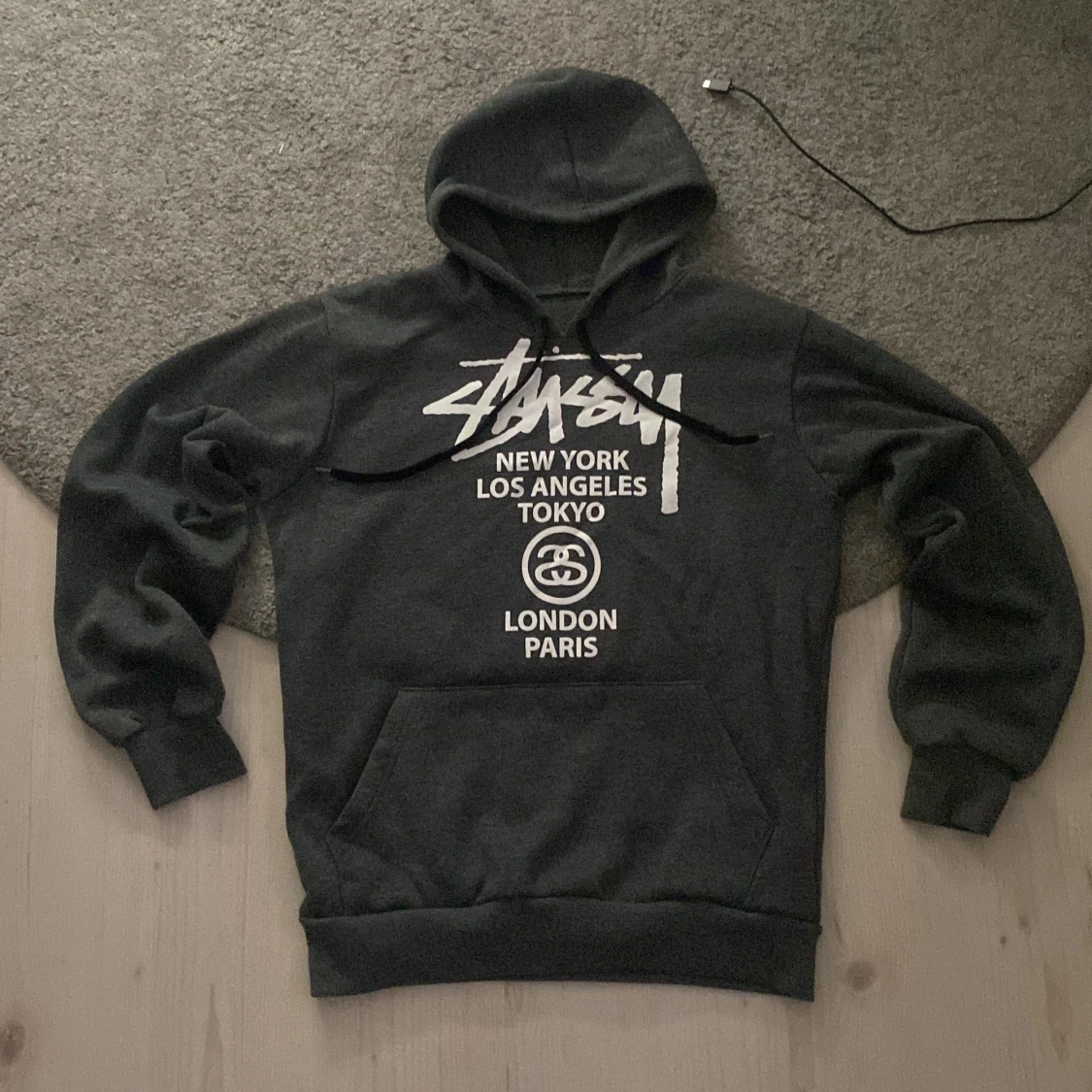 Grå Stussy hoodie