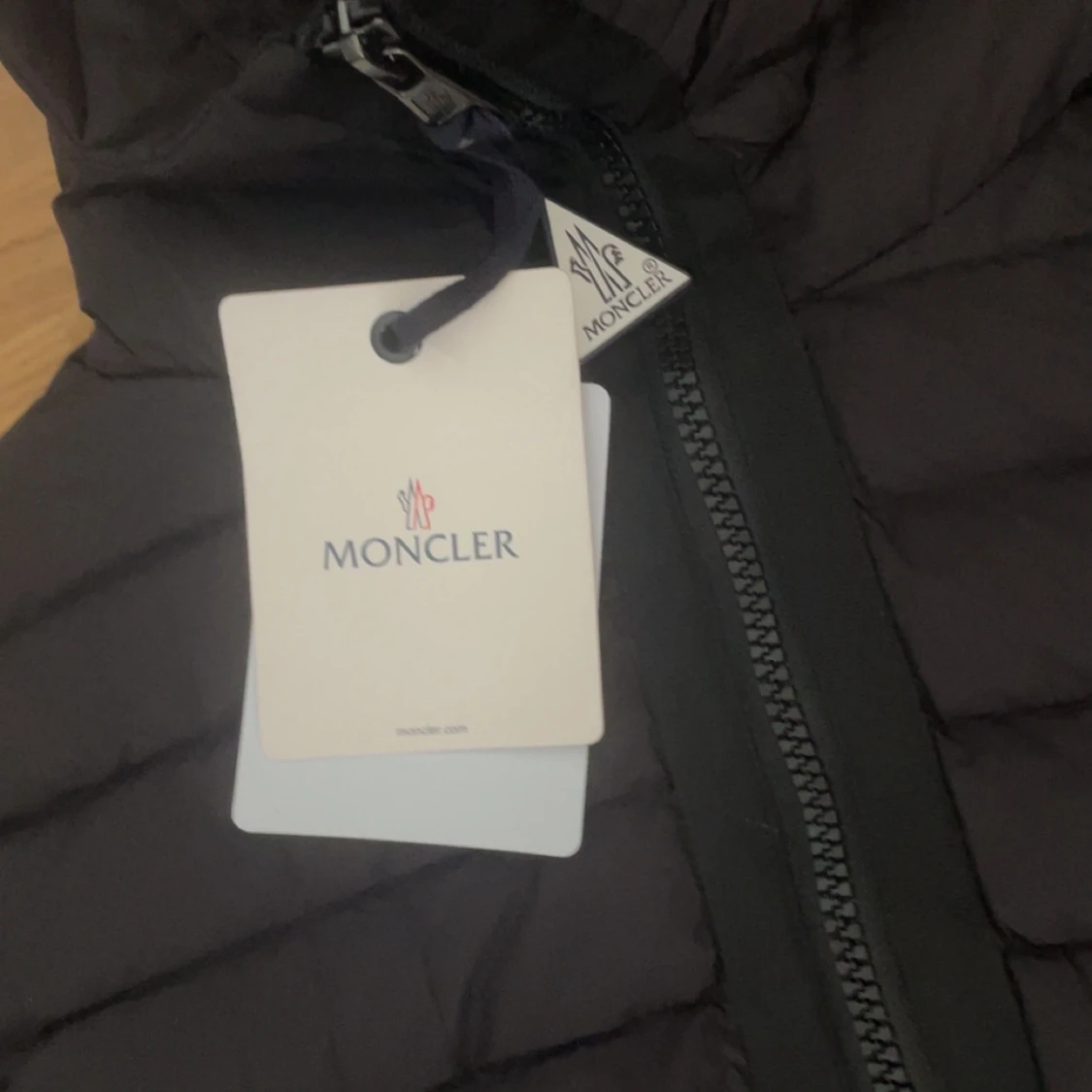 Svart Moncler jacka  med huva - 1