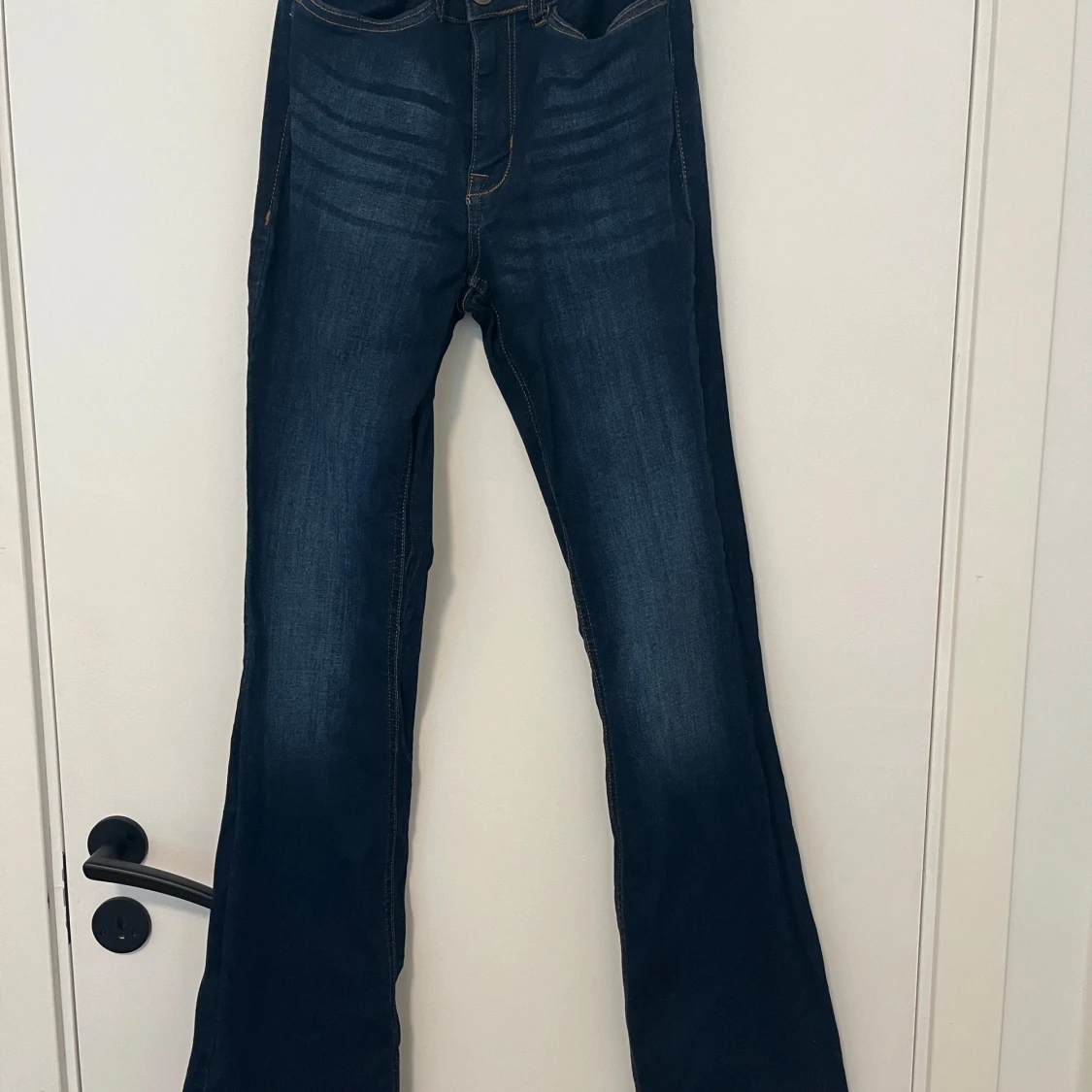 Mörkblå bootcut jeans från Happy Holly - 1