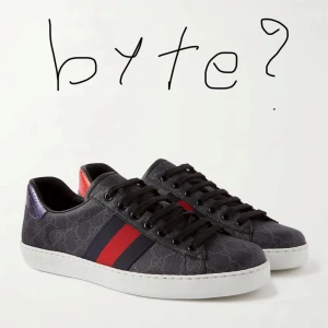 Byte - Hej👋, jag vill jätte gärna göra ett byte på ett par skor. Om ni har ett par ysl courts i denna modell eller ett par lanvins var snäll och kontakta mig👍, Gucci skorna är i mycket bra skick väldigt bra använda i storlek 43, men var snäll och nå mig för det minsta lilla😁 och skorna MÅSTE vara i väldigt god skick❗️