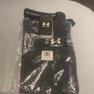 Under armour compression gym t shirt  - Helt ny och inte använd, de va inte riktigt min stil.  Ny pris=400kr 