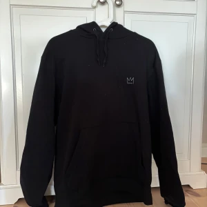  Hov1 hoodie  - Svart hov1 hoodie storlek M, endast använd 2ggr, 600kr eller prisförslag 