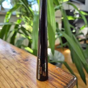 Body Collection Liquid Eyeliner svart - Svart flytande eyeliner från Body Collection England. Har en precis applikator för skarpa linjer. Vegansk formula och innehåller 6 ml. Oanvänd pga felköp.