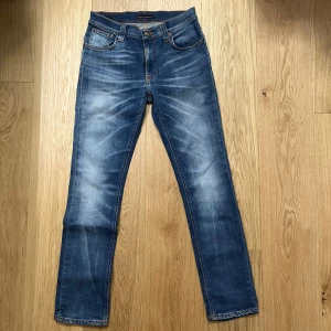 Nudie Jeans Thin Finn - Riktigt snygga Nudie jeans med unik tvätt. Modell Thin Finn, storlek 29/32. Väldigt bra skick! Hör av er vid frågor 
