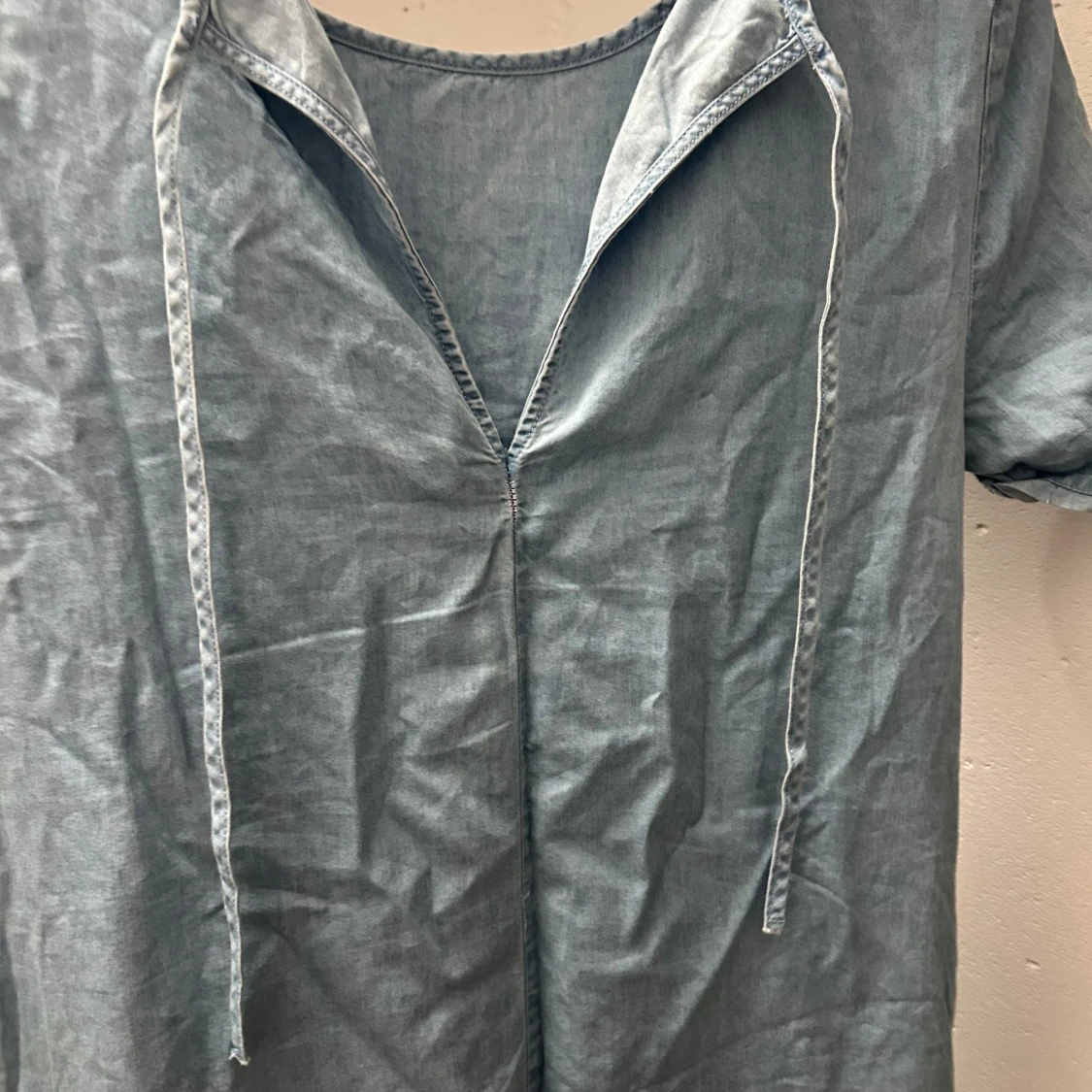 Ljusblå volangklänning med snörning - 2