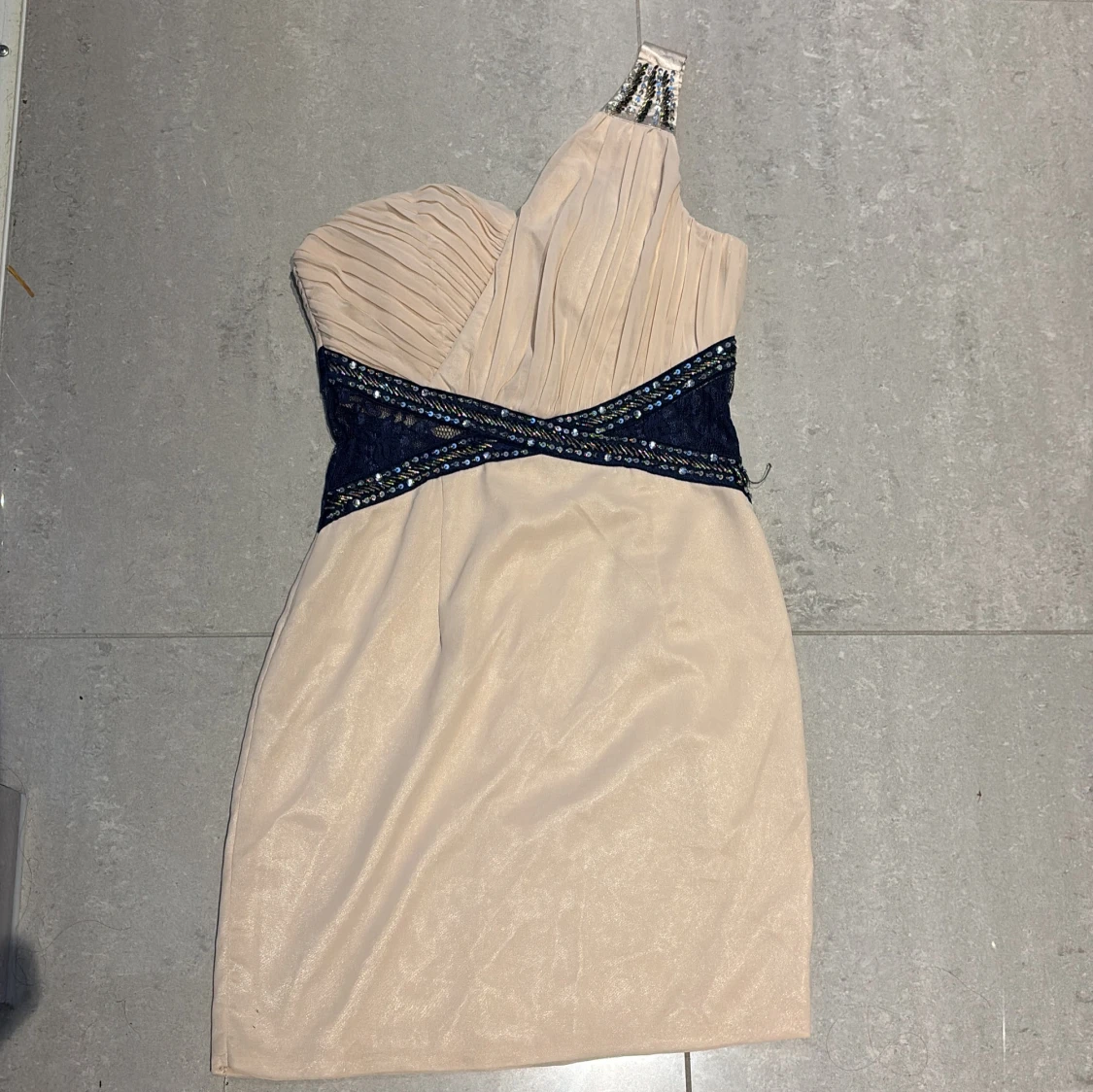 Champagnefärgad one shoulder-klänning