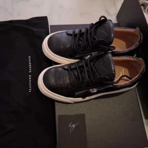 Giuseppe Zanotti 36 - Ett par riktigt feta och stilrena skor från Giuseppe Zanotti med krokodil skin. Helt nytt skick använda 1-2 gånger. Original kartong, dustbag och kort ingår. (Bara seriösa köpare)