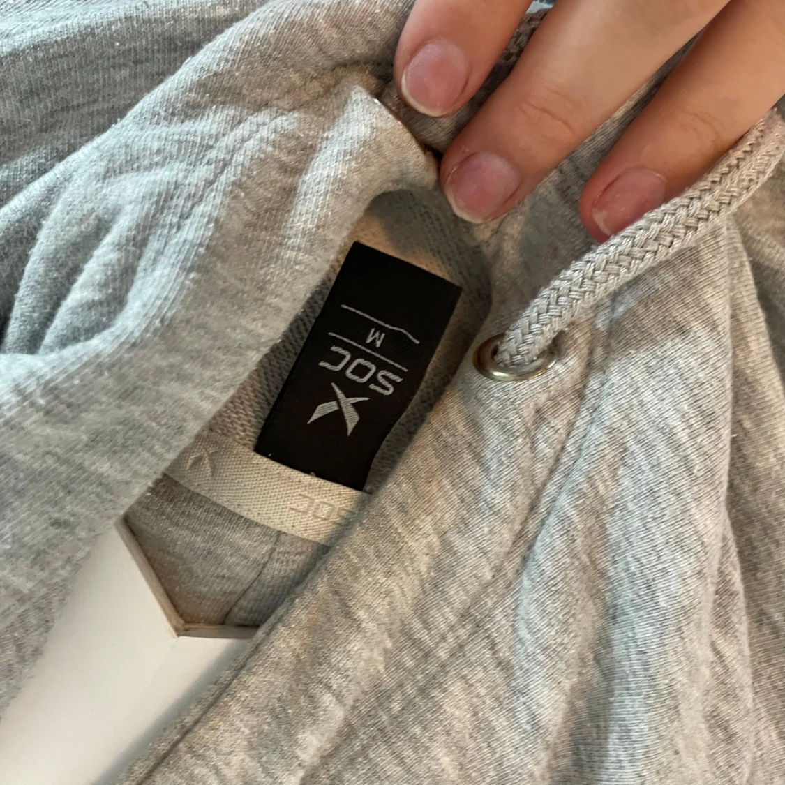 Grå hoodie från SOC med huva - 1