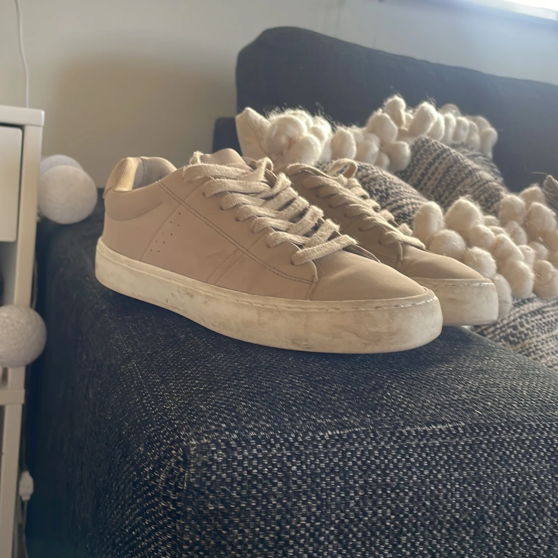 Beige sneakers från ZARA