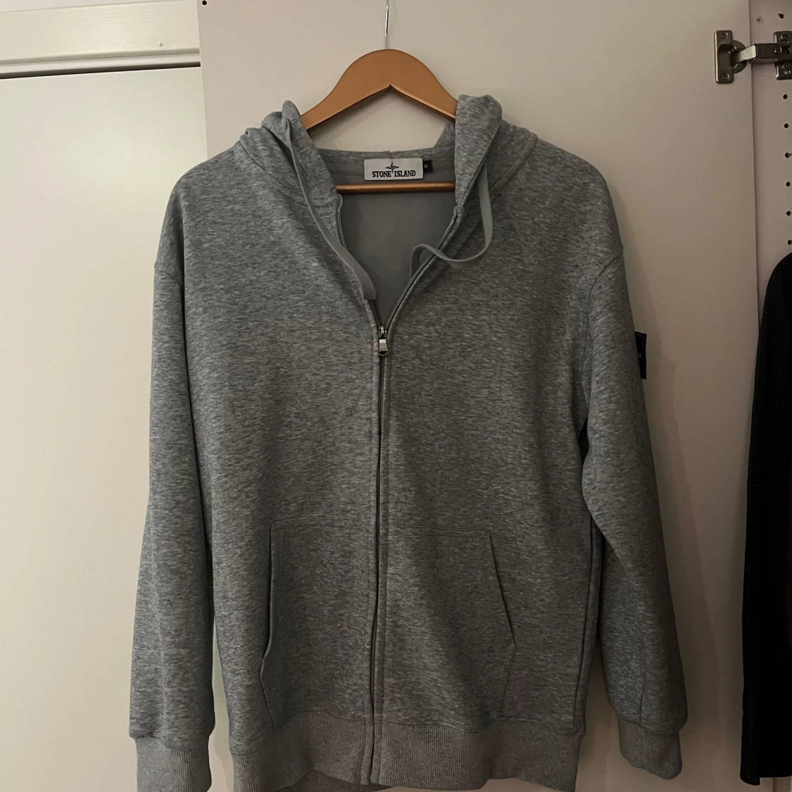 Grå hoodie från Stone Island M