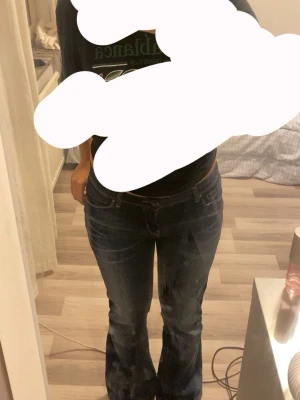 Mörkblå bootcut jeans  - Snygga mörkblå bootcut jeans, vintage från 2000s 