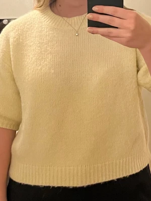 Gul stickad T-shirt - Superfin gul stickad T-shirt. Finns ingen lapp på den så vet inte storlek men den sitter som en S/M☺️