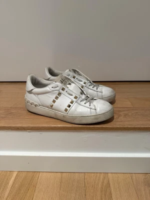 Valentino open  - Säljer nu dessa fina Opens i strl:38. Skorna är i fint skick bara lite skitiga. Skorna är självklart äkta! Hör av er vid frågor eller fler bilder! 