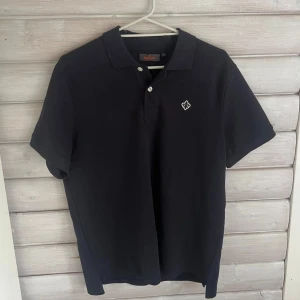 Morris piké  - Tja! Säljer denna sjuk snygga piké’n från märket Morris! Den är använd fåtal gånger dvs ny skick, (priset är ej hugget i sten) kontakta mig vid minsta fundering😃🙌