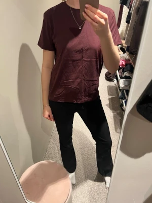 Vinröd t-shirt - Säljer en vinröd t-shirt från HM. Den är helt ny och har prislappen kvar. Den är i storlek S. Hör av er vid frågor!💗