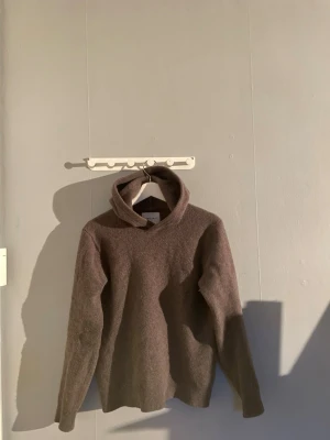 Merinoull Hoodie - Säljer en stilren Merinoull hoodie från Vailent. Perfekt för kalla dagar och enkel att matcha med olika outfits. //Skick 10/10 //Färg-Mörkgrön// Storlek xs //