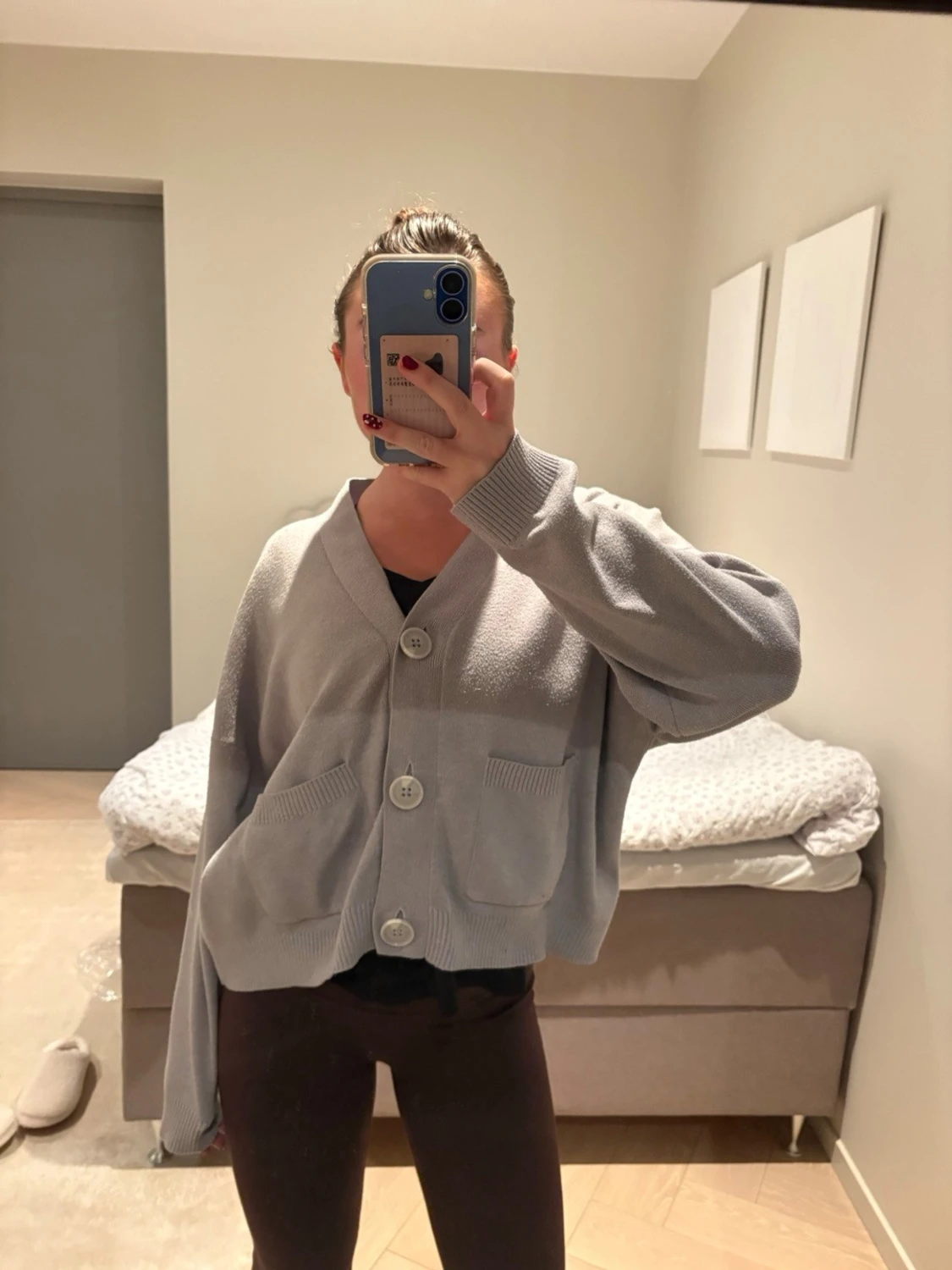 Ljusgrå oversized kofta med stora knappar - 1