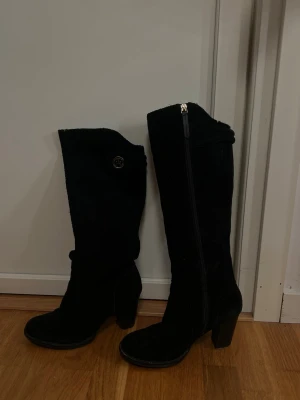 Svarta stövlar - Super snygga stövlar! Tappat ”locket” på båda klackarna men fungerar som vanligt💕